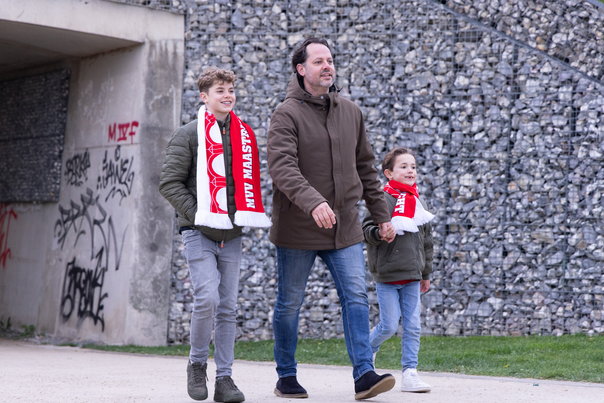 Sam Ysebaert en zijn zoons lopen richting Stadion de Geusselt